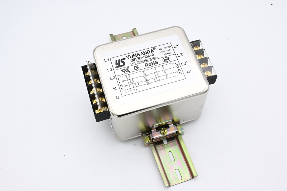 Three phase four wire series filter
