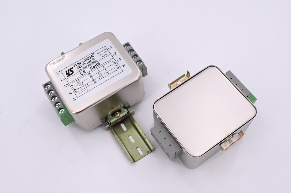 Three phase four wire series filter
