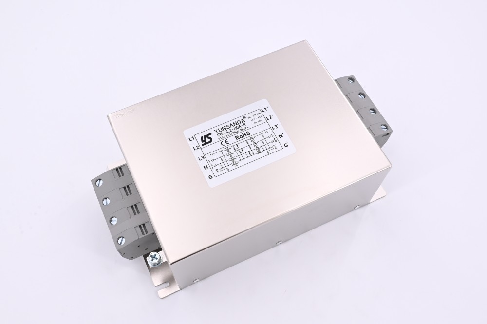 Three-phase four-wire high performance filter
